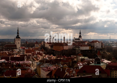 Die Aussicht auf dem Domberg und die Altstadt, Tallinn, Estland von der Turmspitze der St. Olavs Kirche Stockfoto