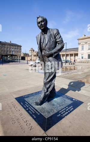 Statue von Harold Wilson Herrn Wilson von Rievaulx 1916-1995 in Str. Georges Quadrat Huddersfield. Stockfoto