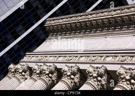 Klassizistischen Säulengänge und modernes Bürogebäude gegenübergestellt in Albany, NY, USA. Stockfoto