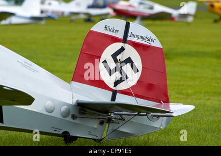 Hakenkreuz auf der Schwanzflosse eine deutsche Bücker Bü 131 "Jungmann" training Flugzeug aus den 1930er Jahren. Stockfoto