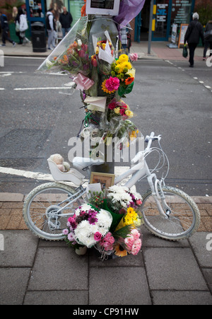 Eine am Straßenrand Hommage an ein Verkehrsopfer in Birmingham, UK Stockfoto