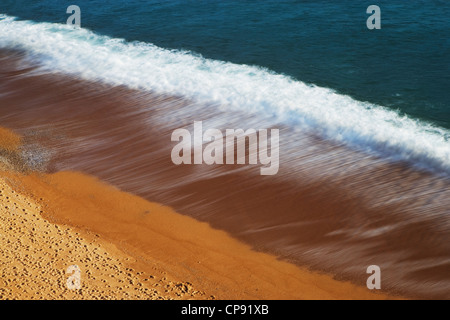 Full-Frame Blick hinunter auf den Wellen Rauschen ein-und auf einem Kiesstrand, Dorset, Großbritannien Stockfoto