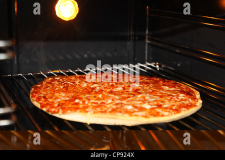 Käse-Pizza im Ofen Stockfoto