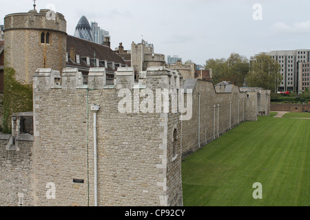 Tower von London Außenwand und Zinnen. Stockfoto