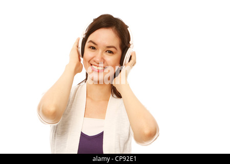 Eine schöne junge Frau mit Kopfhörern auf weißem Hintergrund. (Exklusiv für Alamy) Stockfoto