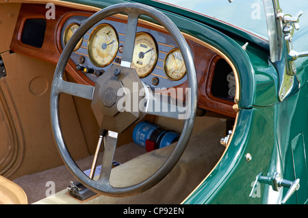 Cockpit eines klassischen Sportwagens MG TD produziert 1950-1953 in Abingdon Oxfordshire. Stockfoto