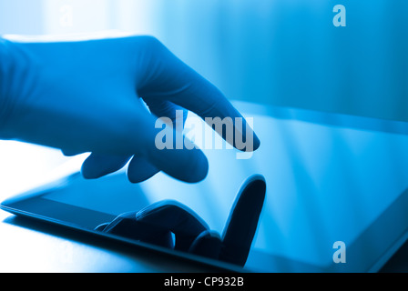 Hand in der blauen Handschuh moderne digital-Tablette zu berühren. Konzept-Bild auf medizinische oder Forschungsthema. Stockfoto