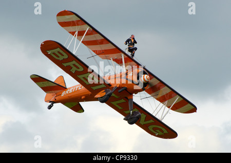 Breitling Wingwalkers auf Boeing Stearman Doppeldecker auf der Abingdon Airshow 2012. Stockfoto