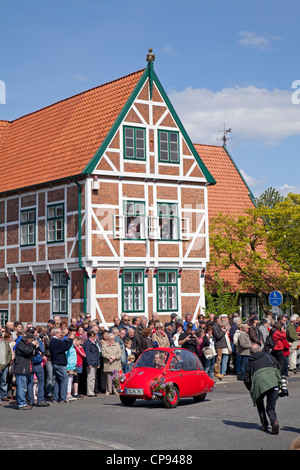 Festzug vor dem Rathaus, Jork, Altes Land (altes Land) in der Nähe von Hamburg, Niedersachsen, Deutschland Stockfoto