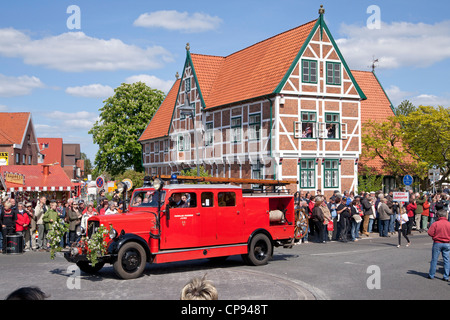 Festzug vor dem Rathaus, Jork, Altes Land (altes Land) in der Nähe von Hamburg, Niedersachsen, Deutschland Stockfoto