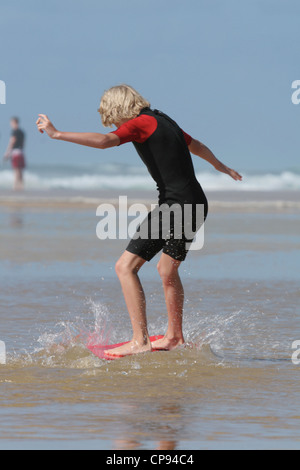 Ein Teenager lernen, wie man in flachen Gewässern Surfen auf der atlantischen Küste der Südwest-Frankreich Stockfoto