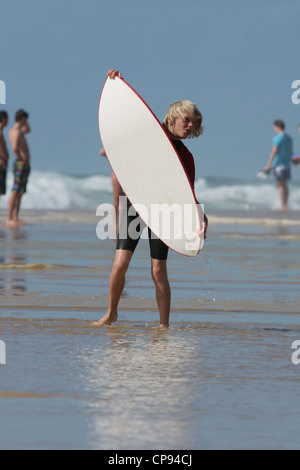 Ein Teenager lernen, wie man in flachen Gewässern Surfen auf der atlantischen Küste der Südwest-Frankreich Stockfoto