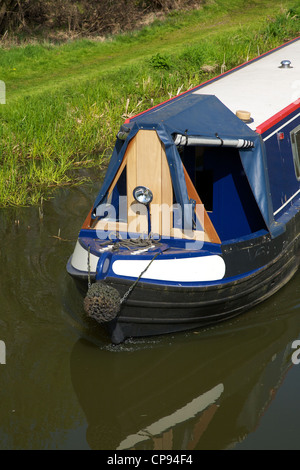 Der Bogen von einem Kanalboot an Walsham Gates, südlich von Pyrford Sperre für die Wey Navigation, Fluss Wey in der Nähe von Guildford im April Stockfoto