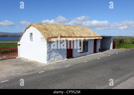 Alte Hütte am Straßenrand in der Nähe von St. John's Point, County Donegal, Irland Stockfoto