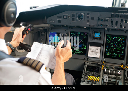 Pilot auf dem Flugzeug Dash Q400 Kabine / Cockpit Stockfoto