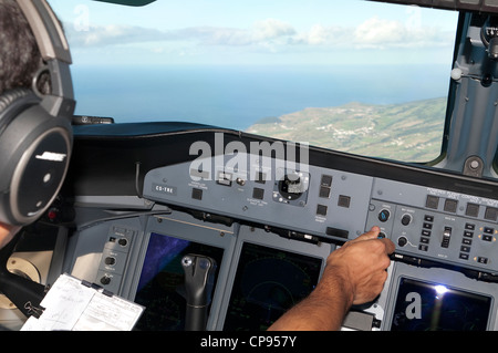 Pilot auf dem Flugzeug Dash Q400 Kabine / Cockpit einstellen Kurs nach dem nehmen von einem der Azoren-Inseln Stockfoto