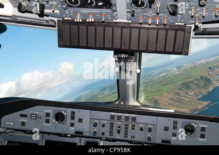 Flugzeug Dash Q400 Kabine / Cockpit Vorbereitung auf eines der Azoren-Insel-Landebahn landen (Insel ist São Miguel) Stockfoto