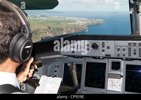 Pilot auf dem Flugzeug Dash Q400 Kabine / Cockpit Vorbereitung auf eines der Azoren-Insel-Landebahn landen (Insel ist São Miguel) Stockfoto