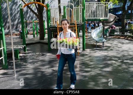 Freiwillige Blumen Pflanzen und eine allgemeine Aufräumen von Spielplatz im Stadtteil Chelsea in New York Stockfoto