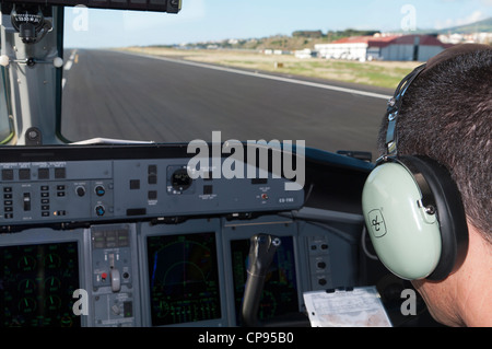 Pilot auf dem Flugzeug Dash Q400 Kabine / Cockpit bereit zu nehmen Stockfoto