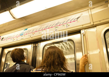 Im Inneren der Paris Metro, Paris, Frankreich. Stockfoto