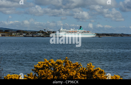 Das Kreuzfahrtschiff MV Albatros Invergordon im Cromarty Firth zu besuchen. Stockfoto