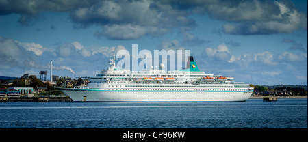 Das Kreuzfahrtschiff MV Albatros Invergordon im Cromarty Firth zu besuchen. Stockfoto