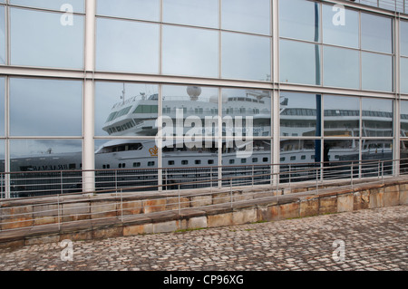 Spiegelbild im Fenster Kreuzfahrtschiff MS Braemar bei La Coruna Spanien Stockfoto