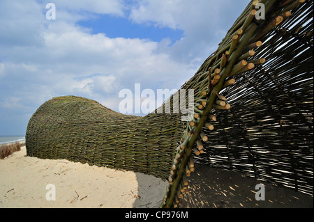 Sandwurm Künstlers Marco Casagrande in den Dünen während der Ausstellung 2012 Beaufort04 in De Haan - Wenduine, Belgien Stockfoto