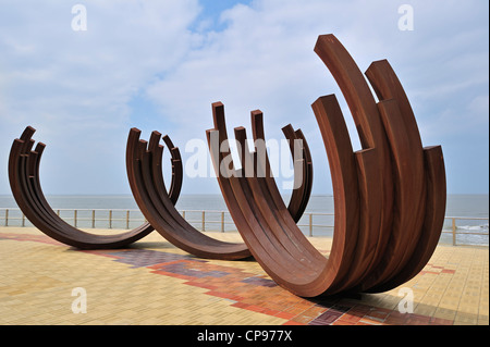 216.5˚ Arc X 21, Stahl Skulpturen des französischen Bildhauers Bernar Venet während Beaufort04 Ausstellung in De Haan - Wenduine, Belgien Stockfoto