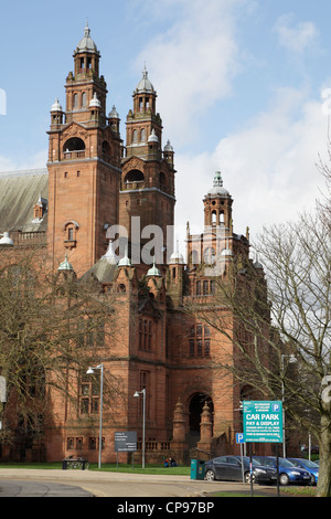 Eintritt zum öffentlichen Parkplatz in der Kelvingrove Art Gallery and Museum in Glasgow, Schottland, Großbritannien Stockfoto