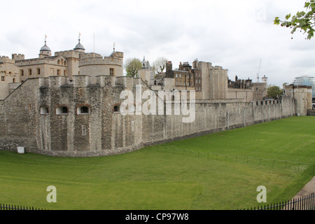 Der Tower of London Außenwand und graben, Stockfoto