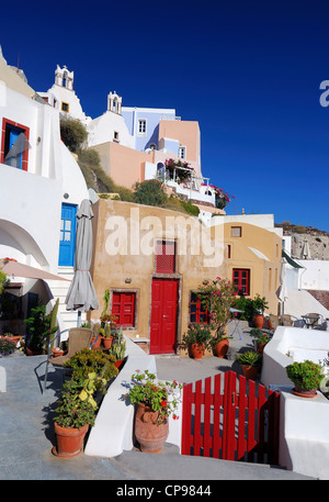 Bunte Häuser im Dorf Oia, Santorini Insel Wahrzeichen, Kykladen-Inseln in Griechenland. Mittelmeer reisen. Stockfoto