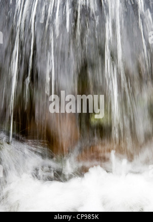 Wasser fließt und Kaskadierung über die Felsen. Stockfoto