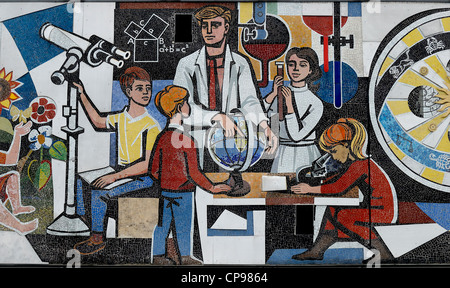 Berlin, Deutschland. Detail aus "Unsere Leben" ("unser Leben") Mosaik (1962 / 63) von Walter Womacka auf das "Haus des Lehrers" Stockfoto