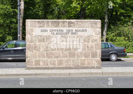 Berlin am Brandenburger Tor - Denkmal für die Verstorbenen an der Wand Stockfoto