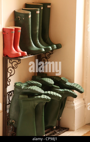 Gummistiefel auf einem Lagerregal durch die vordere Tür Stockfoto