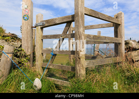 Ein küssen Tor auf dem Isle of Anglesey Küstenpfad mit einem Stein Gewicht-Verschluss. Llaneilian Anglesey North Wales UK Großbritannien Stockfoto