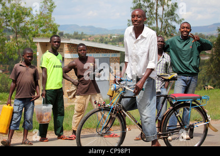 Junge Männer auf einer ländlichen Straße in der südlichen Provinz von Ruanda. Stockfoto