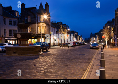 Market Street bei Dämmerung St Andrews Fife Schottland Stockfoto