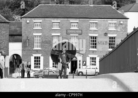 Eustace Rogers Ironbridge Coracle Maker 1981 starb er 2003 (geboren 1914) als letzter in der Familie der lokalen Coracle Macher. BILD VON DAVID BAGNALL Stockfoto