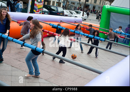 Paris, Frankreich - Kids spielen menschliche Tischfußball Stockfoto