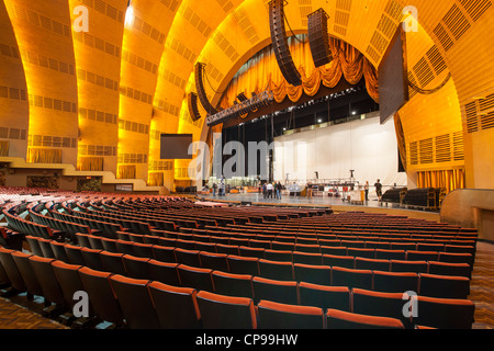 Arbeiter bereiten für eine Show im historischen Radio City Music Hall in New York City Stockfoto