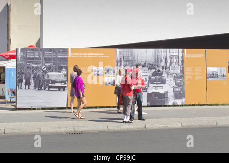 Touristen am Checkpoint Charlie in der Friedrichstraße - Berliner Mauer Stockfoto