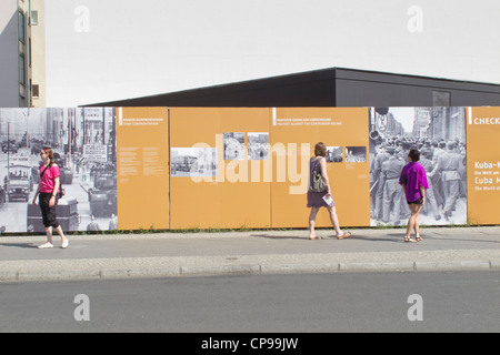 Touristen am Checkpoint Charlie in der Friedrichstraße - Berliner Mauer Stockfoto