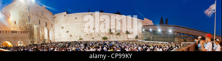 Israel. Ein Panorama (ca. 200 Grad) auf der Westmauer (Klagemauer) in Jerusalem, mit einer Masse von Gläubigen in seiner Nähe. Stockfoto