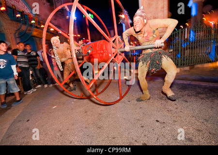 Jerusalem, Israel. Akrobaten führen eine Straße Show auf dem Muristan Platz in der Altstadt während der 2010 Festival des Lichts. Stockfoto