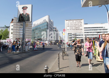 Touristen am Checkpoint Charlie in der Friedrichstraße - Berliner Mauer Stockfoto