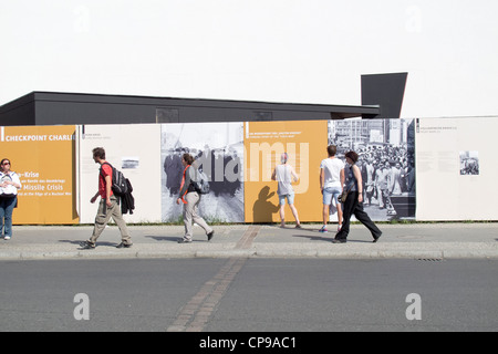 Touristen am Checkpoint Charlie in der Friedrichstraße - Berliner Mauer Stockfoto