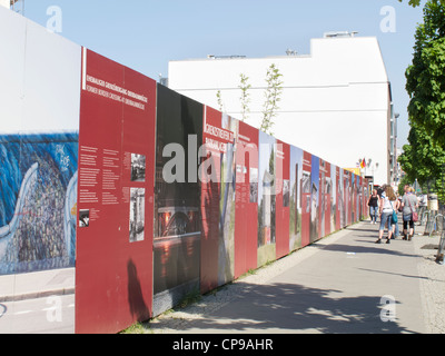 Touristen am Checkpoint Charlie in der Friedrichstraße - Berliner Mauer Stockfoto